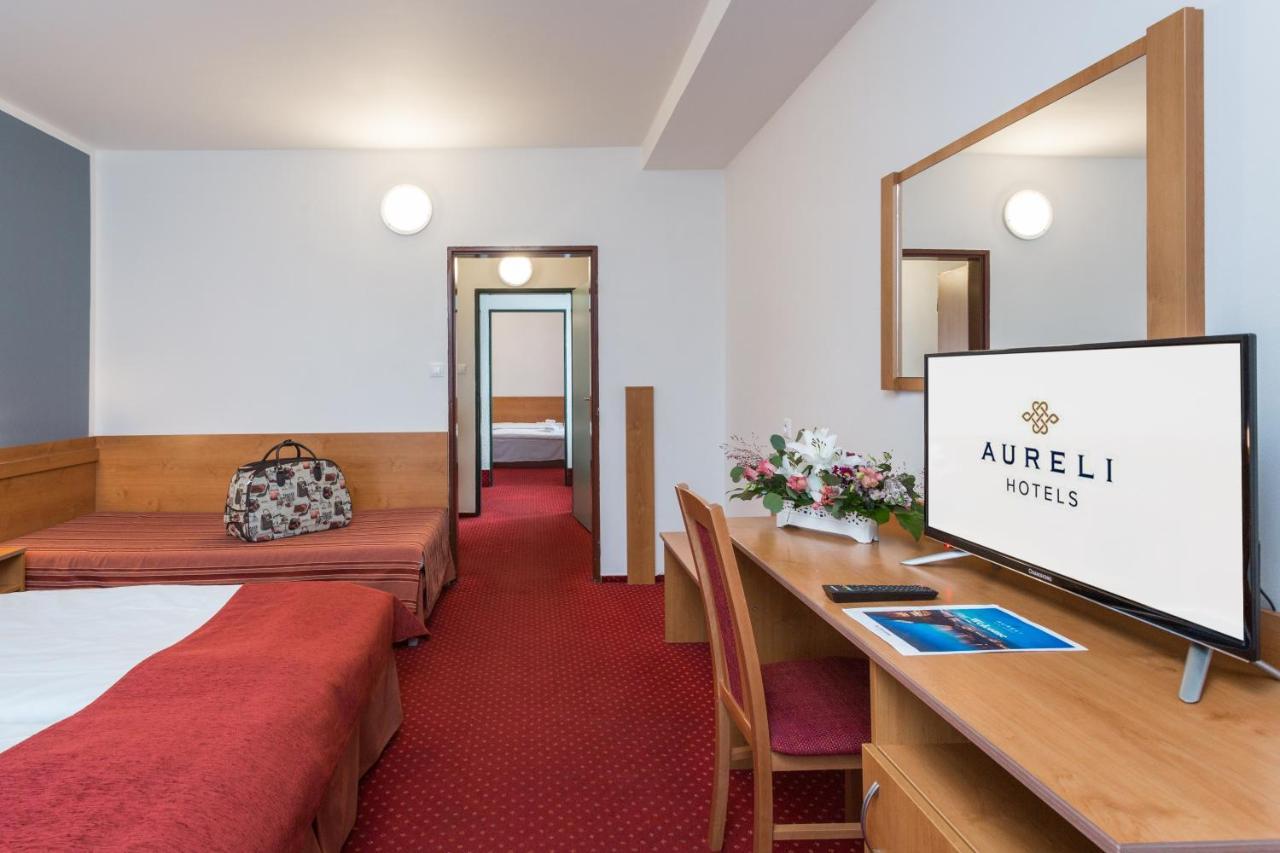 Family Room,750683411:JPEG